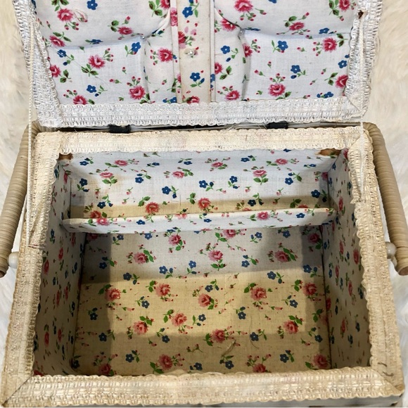 Vintage 1960s/70s Vinyl Wicker Mini Sewing Basket - Picture 4 of 13